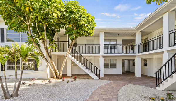 10 UNIT KENWOOD APARTMENT BUILDING IN ST PETERSBURG FOR SALE