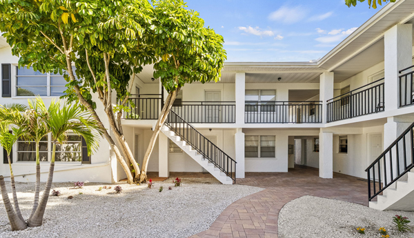 10 UNIT KENWOOD APARTMENT BUILDING IN ST PETERSBURG FOR SALE
